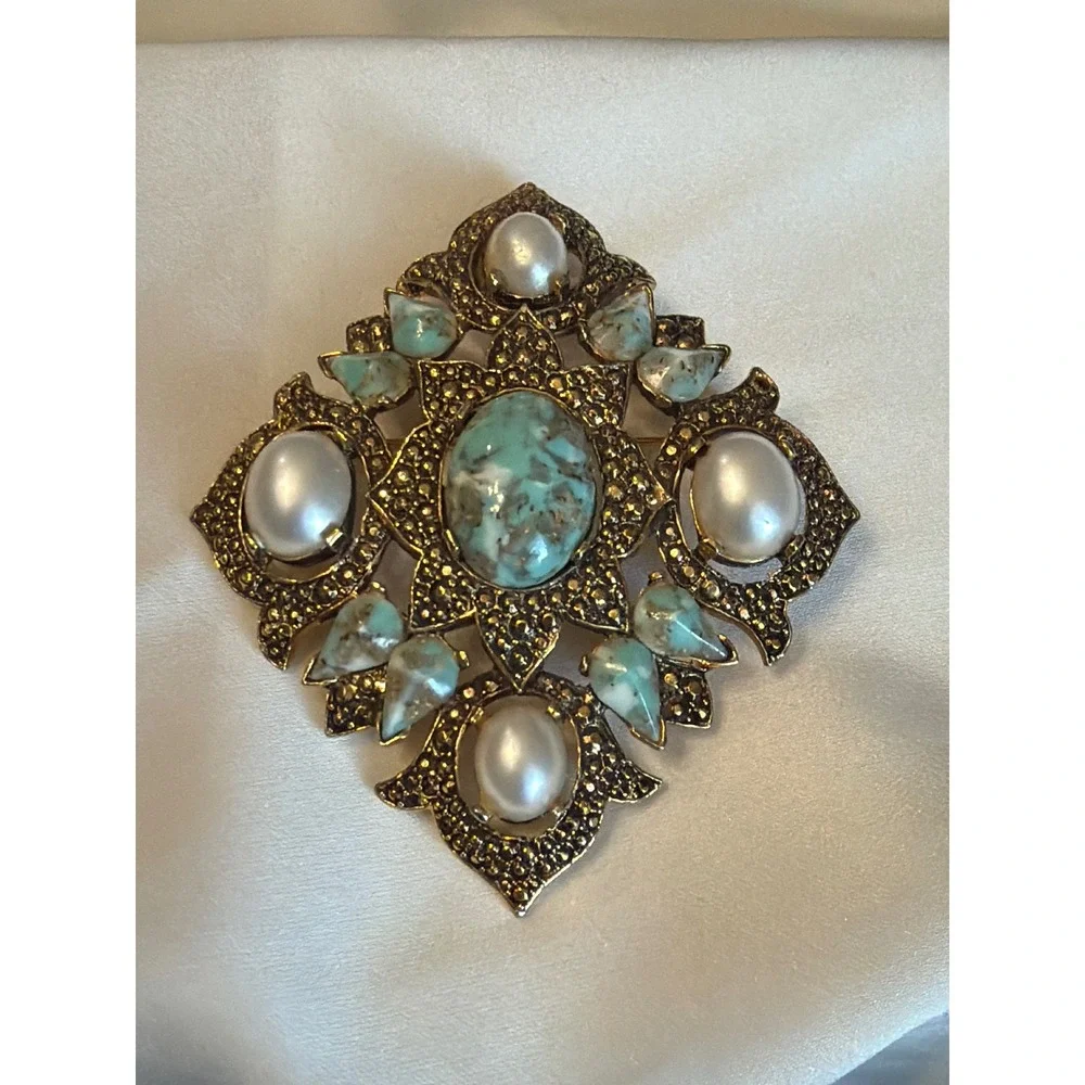 Vintage Sarah Coventry Rememberence Maltese Cross Brooch